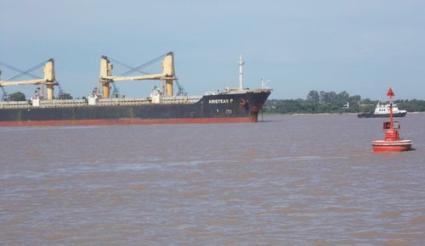 buque varado rio Parana.jpg (11029 bytes)